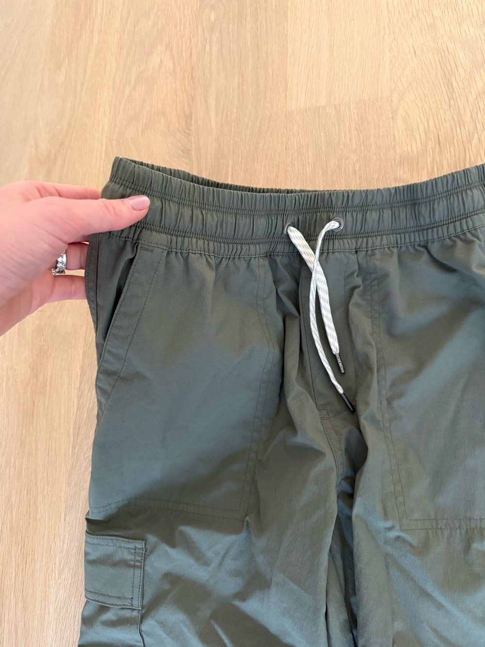 Vuori Women’s Birch Olive Green Drawstring Cargo Joggers